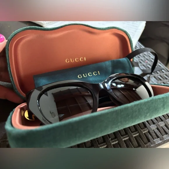 Authentic Gucci Black Sunglasses - Picture 4 of 9